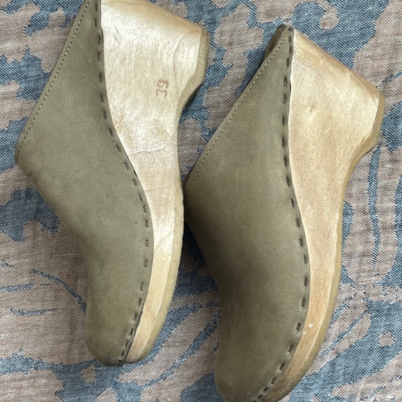 No. 6 Gray and Tan Mules with Wooden Platform - Picture 9 of 13